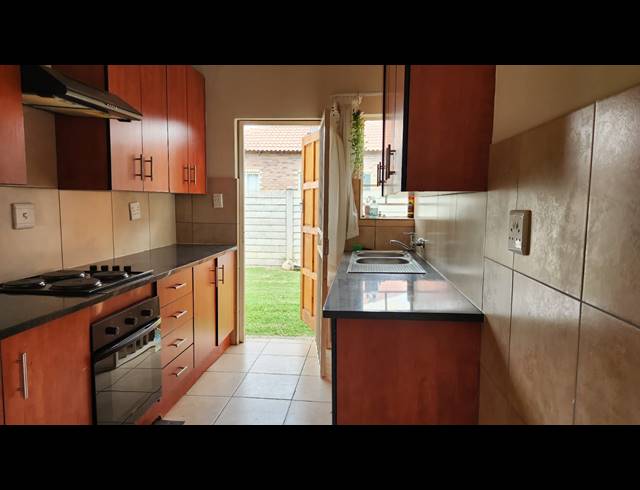 3 BEDROOM TOWNHOUSE FOR SALE IN WATERVAL EAST